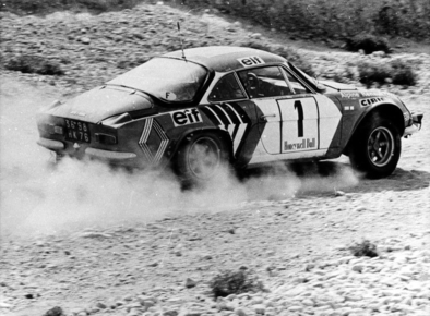 Bernard Darniche - Alain Mahé
16º Rallye du Maroc 1973. Alpine-Renault A110 1800 (3698 HK 76). Clasificado 1º.

Del 8 al 13 de Mayo, Rabat, Casablanca.
Superficie: asfalto - tierra.

El Rally tenia un total de 5303.00 km de los que 1210.00 km divididos en 11 tramos eran especiales.

Kilómetros de los tramos:

1ª ETAPA
SS1 El Khatouat de 95.00 km.
SS2 Col du Zegota de 30.00 km.
SS3 Kettama de 40.00 km.
SS4 Tleta - Kettama de 30.00 km.

TOTAL ETAPA 195.00 km.

2ª ETAPA
SS5 Missour de 175 km.
SS6 Rich de 205 km.

TOTAL ETAPA 380.00 km.

3ª ETAPA
SS7 Tizi N'Test de 87 km.
SS8 Foum Zguid de 200.00 km.
SS9 Tazenakht de 92 km.
SS10 Ntchka de 20 km.
SS11 Rissani de 236 km.

TOTAL ETAPA 635.00 km.
TOTAL 1210 KM.

Tomaron la salida 66 equipos, finalizaron 12.
@
Palabras clave: ;Alpine;Marruecos;A110;1973