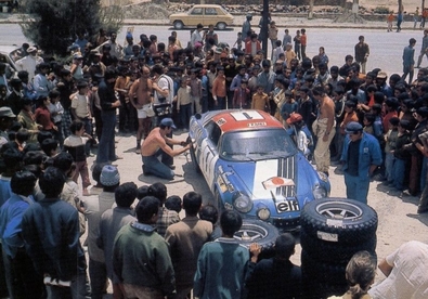Bernard Darniche - Alain Mahé
16º Rallye du Maroc 1973. Alpine-Renault A110 1800 (3698 HK 76). Clasificado 1º.

Del 8 al 13 de Mayo, Rabat, Casablanca.
Superficie: asfalto - tierra.

El Rally tenia un total de 5303.00 km de los que 1210.00 km divididos en 11 tramos eran especiales.

Kilómetros de los tramos:

1ª ETAPA
SS1 El Khatouat de 95.00 km.
SS2 Col du Zegota de 30.00 km.
SS3 Kettama de 40.00 km.
SS4 Tleta - Kettama de 30.00 km.

TOTAL ETAPA 195.00 km.

2ª ETAPA
SS5 Missour de 175 km.
SS6 Rich de 205 km.

TOTAL ETAPA 380.00 km.

3ª ETAPA
SS7 Tizi N'Test de 87 km.
SS8 Foum Zguid de 200.00 km.
SS9 Tazenakht de 92 km.
SS10 Ntchka de 20 km.
SS11 Rissani de 236 km.

TOTAL ETAPA 635.00 km.
TOTAL 1210 KM.

Tomaron la salida 66 equipos, finalizaron 12.
@
Palabras clave: ;Alpine;Marruecos;A110;1973