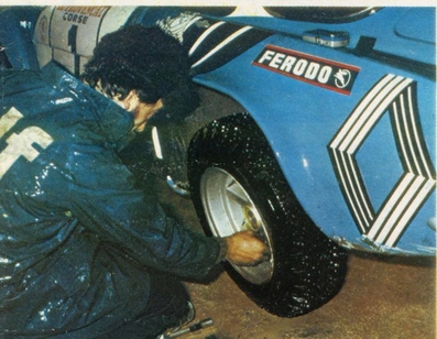 Asistencia en el 17º Tour de Corse 1973
En el Alpine-Renault A110 1800 (9027 HN 76) de Jean-Pierre Nicolas - Michel Vial, clasificado 1º.

Del 1 al 2 de Diciembre, Ajaccio, Córcega, Francia.
Superficie: asfalto - nieve.

El Rally tenia un total de 1080 km de los que 511.70 km divididos en 21 tramos eran especiales.
8 de ellos fueron cancelados, de SS8 a SS15).
SS8 Argiusta - Forciolo de 15.40 km.
SS9 Bottacina - Cortichiato de 10.50 km.
SS10 Tavera - Bastelica de 17.10 km.
SS11 Bastelica - Cauro de 18.80 km.
SS12 Panelca - Ghisoni de 34.60 km.
SS13 Ghisoni - Cross de 16.60 km.
SS14 Muracciole - Rospigliani de 13.00 km.
SS15 Ponte Leccia - Morosaglia de 13.90 km.

Se inscribieron 50 equipos, tomaron la salida 50, finalizaron 22.@
Palabras clave: ;Renault;Alpine;A110;Corcega;Corse;1973;Asistencias