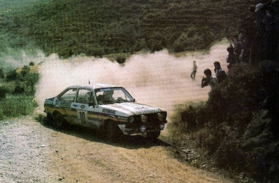 Ari Vatanen - David Richards
27º Acropolis Rally 1980. Ford Escort RS 1800 MKII (UYY 256S). Clasificado 1º.
Rothmans Rally Team

Del 26 al 29 de Mayo, Atenas, Grecia.
Superficie: tierra.

El Rally tenia un total de 2743.86 km de los que 964 km divididos en 56 tramos eran especiales, (una de ellas fue cancelada SS55 Railway de 9,20 Km).

Se inscribieron 154 equipos, tomaron la salida 148, finalizaron 37.@
Palabras clave: MKII;Escort;Ford;Acropolis;Grecia;1980