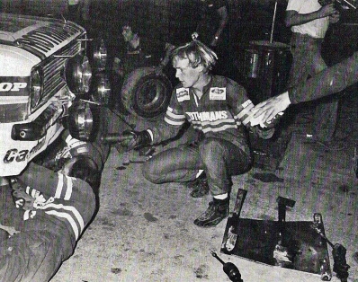 Asistencia en el 27º Acropolis Rally 1980
En el Ford Escort RS 1800 MKII (UYY 256S) de Ari Vatanen - David Richards, clasificado 1º.

Del 26 al 29 de Mayo, Atenas, Grecia.
Superficie: tierra.

El Rally tenia un total de 2743.86 km de los que 964 km divididos en 56 tramos eran especiales, (una de ellas fue cancelada SS55 Railway de 9,20 Km).

Se inscribieron 154 equipos, tomaron la salida 148, finalizaron 37.@
Palabras clave: ;MKII;MKII;Escort;Ford;Acropolis;Grecia;1980;Asistencias