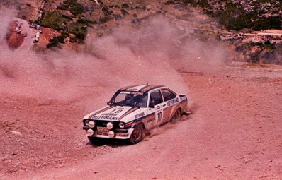 Ari Vatanen - David Richards
27º Acropolis Rally 1980. Ford Escort RS 1800 MKII (UYY 256S). Clasificado 1º.

Del 26 al 29 de Mayo, Atenas, Grecia.
Superficie: tierra.

El Rally tenia un total de 2743.86 km de los que 964 km divididos en 56 tramos eran especiales, (una de ellas fue cancelada SS55 Railway de 9,20 Km).

Se inscribieron 154 equipos, tomaron la salida 148, finalizaron 37.@
Palabras clave: ;MKII;MKII;Escort;Ford;Acropolis;Grecia;1980