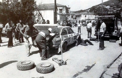 Asistencia del Equipo Rothmans Rally Team en el 27º Acropolis Rally 1980
En el Ford Escort RS 1800 MKII (UYY 256S) de Ari Vatanen - David Richards, clasificado 1º.

Del 26 al 29 de Mayo, Atenas, Grecia.
Superficie: tierra.

El Rally tenia un total de 2743.86 km de los que 964 km divididos en 56 tramos eran especiales, (una de ellas fue cancelada SS55 Railway de 9,20 Km).

Se inscribieron 154 equipos, tomaron la salida 148, finalizaron 37.@
Palabras clave: MKII;MKII;Escort;Ford;Acropolis;Grecia;1980;Asistencias