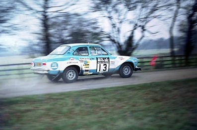 Timo Mäkinen - Henry Liddon
22º Daily Mirror RAC Rally 1973. Ford Escort RS1600 MKI (OOO 98M). Clasificado 1º.

Del 17 al 21 de Noviembre, London, York, Inglaterra.
Superficie: tierra - barro.

El Rally tenia un total de 3020 km de los que 540.02 km divididos en 80 tramos eran especiales.
10 de ellos fueron cancelados:
SS4 Bildworth de 2.41 km
SS5 Harlow de 2.41 km
SS8 Common de 3.22 km
SS9 Quarry de 2.41 km
SS10 Ludlow de 3.22 km
SS54 Rest and Be Thankful de 1.61 km
SS55 Strachur de 4.83 km
SS56 Loch Eck de 3.22 km
SS57 Loch Eckside de 9.66 km
SS58 Ardgartan de 4.83 km

Se inscribieron 241 equipos, tomaron la salida 198, finalizaron 91.@
Palabras clave: Timo_Makinen;Ford;Escort;MKI;1973;RAC_Rally;Daily_Mirror;MKI
