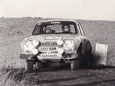 Timo Mäkinen - Henry Liddon
22º Daily Mirror RAC Rally 1973. Ford Escort RS1600 MKI (OOO 98M). Clasificado 1º.

Del 17 al 21 de Noviembre, London, York, Inglaterra.
Superficie: tierra - barro.

El Rally tenia un total de 3020 km de los que 540.02 km divididos en 80 tramos eran especiales.
10 de ellos fueron cancelados:
SS4 Bildworth de 2.41 km
SS5 Harlow de 2.41 km
SS8 Common de 3.22 km
SS9 Quarry de 2.41 km
SS10 Ludlow de 3.22 km
SS54 Rest and Be Thankful de 1.61 km
SS55 Strachur de 4.83 km
SS56 Loch Eck de 3.22 km
SS57 Loch Eckside de 9.66 km
SS58 Ardgartan de 4.83 km

Se inscribieron 241 equipos, tomaron la salida 198, finalizaron 91.@
Palabras clave: Timo_Makinen;Ford;Escort;MKI;1973;RAC_Rally;Daily_Mirror;MKI