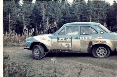 Timo Mäkinen - Henry Liddon
22º Daily Mirror RAC Rally 1973. Ford Escort RS1600 MKI (OOO 98M). Clasificado 1º.

Del 17 al 21 de Noviembre, London, York, Inglaterra.
Superficie: tierra - barro.

El Rally tenia un total de 3020 km de los que 540.02 km divididos en 80 tramos eran especiales.
10 de ellos fueron cancelados:
SS4 Bildworth de 2.41 km
SS5 Harlow de 2.41 km
SS8 Common de 3.22 km
SS9 Quarry de 2.41 km
SS10 Ludlow de 3.22 km
SS54 Rest and Be Thankful de 1.61 km
SS55 Strachur de 4.83 km
SS56 Loch Eck de 3.22 km
SS57 Loch Eckside de 9.66 km
SS58 Ardgartan de 4.83 km

Se inscribieron 241 equipos, tomaron la salida 198, finalizaron 91.@
Palabras clave: Timo_Makinen;Ford;Escort;MKI;1973;RAC_Rally;Daily_Mirror;MKI