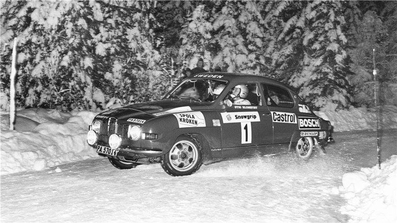 Stig Blomqvist - Arne Hertz
24º International Swedish Rally 1973. Saab 96 V4 (PA 57014). Clasificado 1º.

1973 fue el único año en la historia del Rally de Suecia en el que no se permitieron neumáticos con clavos.

Del 15 al 18 de Febrero, Karlstad , Suecia.
Superficie: nieve - hielo.

El Rally tenia un total de 802.00 km cronometrados divididos en 3 etapas y 37 tramos especiale (5 de ellos fue cancelado SS11 Stöllet - Stöllet de 20.00 km, SS17, SS18, SS19 y SS31 Stöllet - Stöllet 2 de 20.00 km).

Tomaron la salida 136 equipos, finalizaron 40.
@
Palabras clave: Stig_Blomqvist;Saab;Suecia;nieve;1973