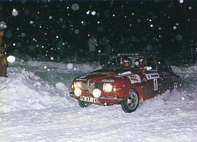 Stig Blomqvist - Arne Hertz
24º International Swedish Rally 1973. Saab 96 V4 (PA 57014). Clasificado 1º.

1973 fue el único año en la historia del Rally de Suecia en el que no se permitieron neumáticos con clavos.

Del 15 al 18 de Febrero, Karlstad , Suecia.
Superficie: nieve - hielo.

El Rally tenia un total de 802.00 km cronometrados divididos en 3 etapas y 37 tramos especiale (5 de ellos fue cancelado SS11 Stöllet - Stöllet de 20.00 km, SS17, SS18, SS19 y SS31 Stöllet - Stöllet 2 de 20.00 km).

Tomaron la salida 136 equipos, finalizaron 40.
@
Palabras clave: Stig_Blomqvist;Saab;Suecia;nieve;1973