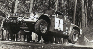 Jean-Pierre Nicolas - Michel Vial
7º TAP Rallye de Portugal 1973. Alpine-Renault A110 1800 (8694 HG 76). Clasificado 2º.

Del 13 al 18 de Marzo, Estoril, Cascais, Lisboa, Portugal.
Superficie: asfalto - tierra.

El Rally tenia un total de 4600.00 km de los que 397.50 km divididos en 32 tramos eran especiales.

Se inscribieron 90 equipos, tomaron la salida 79, finalizaron 23.@
Palabras clave: ;Renault;Alpine;Portugal;A110;1973;