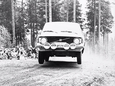 Markku Alén - Juhani Toivonen
23º Jyväskylän Suurajot - Rally of the 1000 Lakes 1973. Volvo 142 (ABA 999). Clasificado 2º.

Del 3 al 5 de Agosto, Jyväskylä.
Superficie: tierra.

El Rally tenia un total de 2079.00 km de los que 517.20 km divididos en 43 tramos eran especiales.

Se inscribieron 122 equipos, tomaron la salida 109, finalizaron 55.@
Palabras clave: Markku_Alen;Finlandia;Volvo;1973;