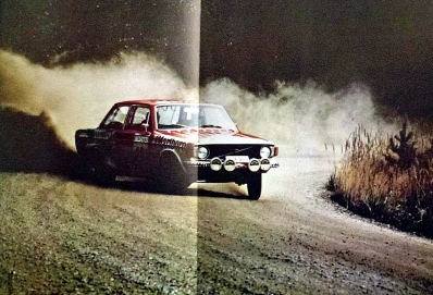 Markku Alén - Juhani Toivonen
23º Jyväskylän Suurajot - Rally of the 1000 Lakes 1973. Volvo 142 (ABA 999). Clasificado 2º.

Del 3 al 5 de Agosto, Jyväskylä.
Superficie: tierra.

El Rally tenia un total de 2079.00 km de los que 517.20 km divididos en 43 tramos eran especiales.

Se inscribieron 122 equipos, tomaron la salida 109, finalizaron 55.@
Palabras clave: Markku_Alen;Finlandia;Volvo;1973