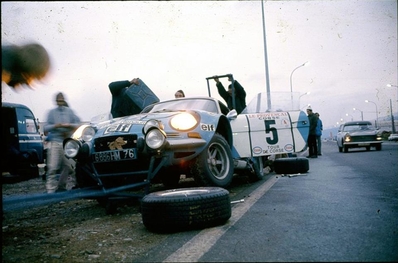 Asistencia en el 17º Tour de Corse 1973
En el Alpine-Renault A110 1800 (6886 HM 76) de Jean-François Piot - Jean De Alexandris, clasificado 2º.

Del 1 al 2 de Diciembre, Ajaccio, Córcega, Francia.
Superficie: asfalto - nieve.

El Rally tenia un total de 1080 km de los que 511.70 km divididos en 21 tramos eran especiales.
8 de ellos fueron cancelados, de SS8 a SS15).
SS8 Argiusta - Forciolo de 15.40 km.
SS9 Bottacina - Cortichiato de 10.50 km.
SS10 Tavera - Bastelica de 17.10 km.
SS11 Bastelica - Cauro de 18.80 km.
SS12 Panelca - Ghisoni de 34.60 km.
SS13 Ghisoni - Cross de 16.60 km.
SS14 Muracciole - Rospigliani de 13.00 km.
SS15 Ponte Leccia - Morosaglia de 13.90 km.

Se inscribieron 50 equipos, tomaron la salida 50, finalizaron 22.
@
Palabras clave: ;Renault;Alpine;A110;Corcega;Corse;1973;Asistencias