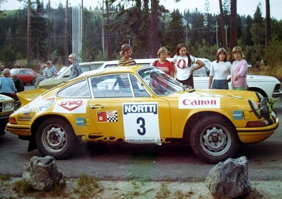 Leo Kinnunen - Atso Aho
23º Jyväskylän Suurajot - Rally of the 1000 Lakes 1973. Porsche 911 Carrera (S-AR 7909). Clasificado 3º.

Del 3 al 5 de Agosto, Jyväskylä.
Superficie: tierra.

El Rally tenia un total de 2079.00 km de los que 517.20 km divididos en 43 tramos eran especiales.

Se inscribieron 122 equipos, tomaron la salida 109, finalizaron 55.@
Palabras clave: ;Porsche;Finlandia;1973;Parque_Cerrado