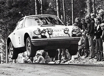Leo Kinnunen - Atso Aho
23º Jyväskylän Suurajot - Rally of the 1000 Lakes 1973. Porsche 911 Carrera (S-AR 7909). Clasificado 3º.

Del 3 al 5 de Agosto, Jyväskylä.
Superficie: tierra.

El Rally tenia un total de 2079.00 km de los que 517.20 km divididos en 43 tramos eran especiales.

Se inscribieron 122 equipos, tomaron la salida 109, finalizaron 55.@
Palabras clave: ;Porsche;Finlandia;1973;