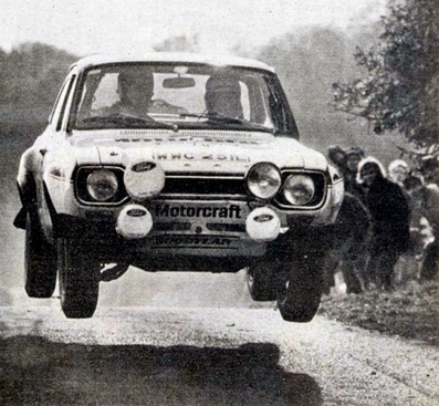 Markku Alén - Ilkka Kivimäki
22º Daily Mirror RAC Rally 1973. Ford Escort RS 1600 MKI (WWC 251L). Clasificado 3º.

Del 17 al 21 de Noviembre, London, York, Inglaterra.
Superficie: tierra - barro.

El Rally tenia un total de 3020 km de los que 540.02 km divididos en 80 tramos eran especiales.
10 de ellos fueron cancelados:
SS4 Bildworth de 2.41 km
SS5 Harlow de 2.41 km
SS8 Common de 3.22 km
SS9 Quarry de 2.41 km
SS10 Ludlow de 3.22 km
SS54 Rest and Be Thankful de 1.61 km
SS55 Strachur de 4.83 km
SS56 Loch Eck de 3.22 km
SS57 Loch Eckside de 9.66 km
SS58 Ardgartan de 4.83 km

Se inscribieron 241 equipos, tomaron la salida 198, finalizaron 91.@
Palabras clave: Markku_Alen;Ford;Escort;RS;MKI;Gran_Bretaña;1973;RAC_Rally;Daily_Mirror;Inglaterra