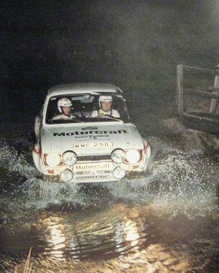 Markku Alén - Ilkka Kivimäki
22º Daily Mirror RAC Rally 1973. Ford Escort RS 1600 MKI (WWC 251L). Clasificado 3º.

Del 17 al 21 de Noviembre, London, York, Inglaterra.
Superficie: tierra - barro.

El Rally tenia un total de 3020 km de los que 540.02 km divididos en 80 tramos eran especiales.
10 de ellos fueron cancelados:
SS4 Bildworth de 2.41 km
SS5 Harlow de 2.41 km
SS8 Common de 3.22 km
SS9 Quarry de 2.41 km
SS10 Ludlow de 3.22 km
SS54 Rest and Be Thankful de 1.61 km
SS55 Strachur de 4.83 km
SS56 Loch Eck de 3.22 km
SS57 Loch Eckside de 9.66 km
SS58 Ardgartan de 4.83 km

Se inscribieron 241 equipos, tomaron la salida 198, finalizaron 91.@
Palabras clave: Markku_Alen;Ford;Escort;RS;MKI;Inglaterra;1973;RAC_Rally;Daily_Mirror