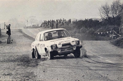 Markku Alén - Ilkka Kivimäki
22º Daily Mirror RAC Rally 1973. Ford Escort RS 1600 MKI (WWC 251L). Clasificado 3º.

Del 17 al 21 de Noviembre, London, York, Inglaterra.
Superficie: tierra - barro.

El Rally tenia un total de 3020 km de los que 540.02 km divididos en 80 tramos eran especiales.
10 de ellos fueron cancelados:
SS4 Bildworth de 2.41 km
SS5 Harlow de 2.41 km
SS8 Common de 3.22 km
SS9 Quarry de 2.41 km
SS10 Ludlow de 3.22 km
SS54 Rest and Be Thankful de 1.61 km
SS55 Strachur de 4.83 km
SS56 Loch Eck de 3.22 km
SS57 Loch Eckside de 9.66 km
SS58 Ardgartan de 4.83 km

Se inscribieron 241 equipos, tomaron la salida 198, finalizaron 91.@
Palabras clave: Markku_Alen;Ford;Escort;RS;MKI;Gran_Bretaña;1973;RAC_Rally;Daily_Mirror;Inglaterra