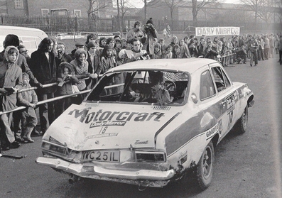 Markku Alén - Ilkka Kivimäki
22º Daily Mirror RAC Rally 1973. Ford Escort RS 1600 MKI (WWC 251L). Clasificado 3º.

Del 17 al 21 de Noviembre, London, York, Inglaterra.
Superficie: tierra - barro.

El Rally tenia un total de 3020 km de los que 540.02 km divididos en 80 tramos eran especiales.
10 de ellos fueron cancelados:
SS4 Bildworth de 2.41 km
SS5 Harlow de 2.41 km
SS8 Common de 3.22 km
SS9 Quarry de 2.41 km
SS10 Ludlow de 3.22 km
SS54 Rest and Be Thankful de 1.61 km
SS55 Strachur de 4.83 km
SS56 Loch Eck de 3.22 km
SS57 Loch Eckside de 9.66 km
SS58 Ardgartan de 4.83 km

Se inscribieron 241 equipos, tomaron la salida 198, finalizaron 91.@
Palabras clave: Markku_Alen;Ford;Escort;RS;MKI;Gran_Bretaña;1973;RAC_Rally;Daily_Mirror;Inglaterra