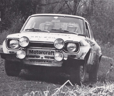 Markku Alén - Ilkka Kivimäki
22º Daily Mirror RAC Rally 1973. Ford Escort RS 1600 MKI (WWC 251L). Clasificado 3º.

Del 17 al 21 de Noviembre, London, York, Inglaterra.
Superficie: tierra - barro.

El Rally tenia un total de 3020 km de los que 540.02 km divididos en 80 tramos eran especiales.
10 de ellos fueron cancelados:
SS4 Bildworth de 2.41 km
SS5 Harlow de 2.41 km
SS8 Common de 3.22 km
SS9 Quarry de 2.41 km
SS10 Ludlow de 3.22 km
SS54 Rest and Be Thankful de 1.61 km
SS55 Strachur de 4.83 km
SS56 Loch Eck de 3.22 km
SS57 Loch Eckside de 9.66 km
SS58 Ardgartan de 4.83 km

Se inscribieron 241 equipos, tomaron la salida 198, finalizaron 91.@
Palabras clave: Markku_Alen;Ford;Escort;RS;MKI;Gran_Bretaña;1973;RAC_Rally;Daily_Mirror;Inglaterra