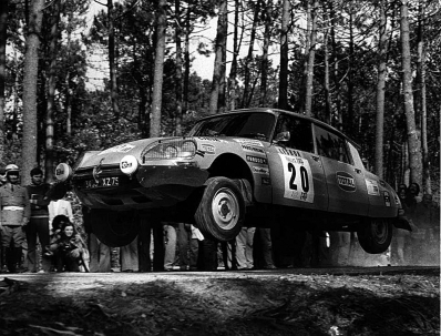 Francisco Romaozinho - José Bernardo
7º TAP Rallye de Portugal 1973. Citröen DS21 (3436 XZ 75). Clasificado 3º.

Del 13 al 18 de Marzo, Estoril, Cascais, Lisboa, Portugal.
Superficie: asfalto - tierra.

El Rally tenia un total de 4600.00 km de los que 397.50 km divididos en 32 tramos eran especiales.

Se inscribieron 90 equipos, tomaron la salida 79, finalizaron 23.@
Palabras clave: Citroen;Portugal;1973;
