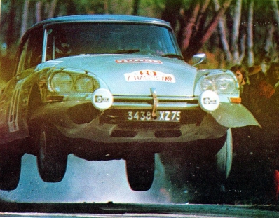 Francisco Romaozinho - José Bernardo
7º TAP Rallye de Portugal 1973. Citröen DS21 (3436 XZ 75). Clasificado 3º.

Del 13 al 18 de Marzo, Estoril, Cascais, Lisboa, Portugal.
Superficie: asfalto - tierra.

El Rally tenia un total de 4600.00 km de los que 397.50 km divididos en 32 tramos eran especiales.

Se inscribieron 90 equipos, tomaron la salida 79, finalizaron 23.@
Palabras clave: Citroen;Portugal;1973;