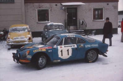 Jean-Luc Thérier - Marcel Callewaert
24º International Swedish Rally 1973. Alpine-Renault A110 1800 (934 HB 76). Clasificado 3º.

1973 fue el único año en la historia del Rally de Suecia en el que no se permitieron neumáticos con clavos.

Del 15 al 18 de Febrero, Karlstad , Suecia.
Superficie: nieve - hielo.

El Rally tenia un total de 802.00 km cronometrados divididos en 3 etapas y 37 tramos especiale (5 de ellos fue cancelado SS11 Stöllet - Stöllet de 20.00 km, SS17, SS18, SS19 y SS31 Stöllet - Stöllet 2 de 20.00 km).

Tomaron la salida 136 equipos, finalizaron 40.
@
Palabras clave: ;Alpine;Suecia;nieve;A110;1973