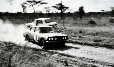 Richard Anthony (Tony) Fall - Mike Wood
21º East African Safari Rally 1973. Datsun 1800SS. Clasificado 4º.

Del 19 al 23 Abril, Nairobi, Kenya, África.
Superficie: tierra.

Se inscribieron 89 equipos, tomaron la salida 89, finalizaron 18.@
Palabras clave: Tony_Fall;Datsun;Safari;1973