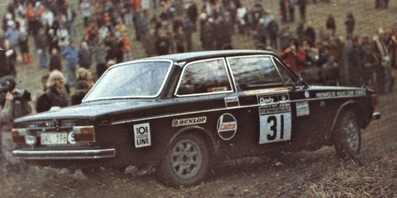 Per-Inge Walfridsson - John Jensen
22º Daily Mirror RAC Rally 1973. Volvo 142 (GKL 196). Clasificado 4º.

Del 17 al 21 de Noviembre, London, York, Inglaterra.
Superficie: tierra - barro.

El Rally tenia un total de 3020 km de los que 540.02 km divididos en 80 tramos eran especiales.
10 de ellos fueron cancelados:
SS4 Bildworth de 2.41 km
SS5 Harlow de 2.41 km
SS8 Common de 3.22 km
SS9 Quarry de 2.41 km
SS10 Ludlow de 3.22 km
SS54 Rest and Be Thankful de 1.61 km
SS55 Strachur de 4.83 km
SS56 Loch Eck de 3.22 km
SS57 Loch Eckside de 9.66 km
SS58 Ardgartan de 4.83 km

Se inscribieron 241 equipos, tomaron la salida 198, finalizaron 91.
@
Palabras clave: Volvo;1973;RAC_Rally;Daily_Mirror