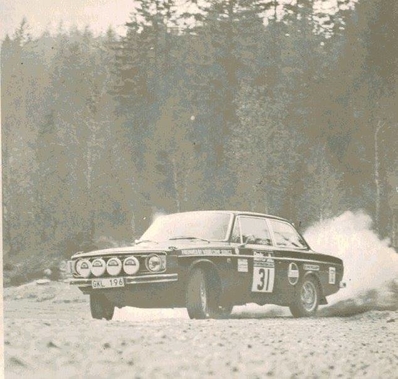 Per-Inge Walfridsson - John Jensen
22º Daily Mirror RAC Rally 1973. Volvo 142 (GKL 196). Clasificado 4º.

Del 17 al 21 de Noviembre, London, York, Inglaterra.
Superficie: tierra - barro.

El Rally tenia un total de 3020 km de los que 540.02 km divididos en 80 tramos eran especiales.
10 de ellos fueron cancelados:
SS4 Bildworth de 2.41 km
SS5 Harlow de 2.41 km
SS8 Common de 3.22 km
SS9 Quarry de 2.41 km
SS10 Ludlow de 3.22 km
SS54 Rest and Be Thankful de 1.61 km
SS55 Strachur de 4.83 km
SS56 Loch Eck de 3.22 km
SS57 Loch Eckside de 9.66 km
SS58 Ardgartan de 4.83 km

Se inscribieron 241 equipos, tomaron la salida 198, finalizaron 91.
@
Palabras clave: Volvo;1973;RAC_Rally;Daily_Mirror