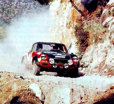 Hakan Lindberg - Arne Hertz
21º Acropolis Rally 1973. Fiat 124 Abarth Rallye. Clasificado 4º.

Del 23 al 27 de Mayo, Atenas, Grecia.
Superficie: tierra.

El Rally tenia un total de 3336.15 Km de los que 556.35 Km divididos en 47 tramos eran especiales (2 de ellos fueron cancelados SS20 Pilion de 19.30 Km y SS33 Klitoria de 9.90 Km).

Tomaron la salida 83 equipos, finalizaron 11.@
Palabras clave: Fiat;Abarth;Spider;Acropolis;Grecia;1973
