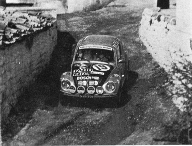 Georg Fischer - Hans Siebert
21º Acropolis Rally 1973. Volkswagen Escarabajo 1303 S (S 26.301) Clasificado 5º.

Del 23 al 27 de Mayo, Atenas, Grecia.
Superficie: tierra.

El Rally tenia un total de 3336.15 Km de los que 556.35 Km divididos en 47 tramos eran especiales (2 de ellos fueron cancelados SS20 Pilion de 19.30 Km y SS33 Klitoria de 9.90 Km).

Tomaron la salida 83 equipos, finalizaron 11.@
Palabras clave: Georg_Fischer;Volkswagen;Grecia;Acropolis;1973
