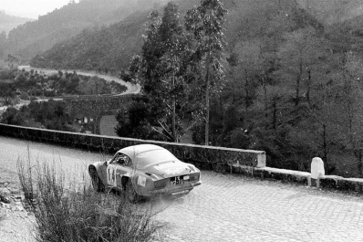 Antonio Borges - Antonio Lemos
7º TAP Rallye de Portugal 1973. Alpine-Renault A110 1800 (IE-82-16). Clasificado 6º.

Del 13 al 18 de Marzo, Estoril, Cascais, Lisboa, Portugal.
Superficie: asfalto - tierra.

El Rally tenia un total de 4600.00 km de los que 397.50 km divididos en 32 tramos eran especiales.

Se inscribieron 90 equipos, tomaron la salida 79, finalizaron 23.@
Palabras clave: Renault;Alpine;A110;Portugal;1973