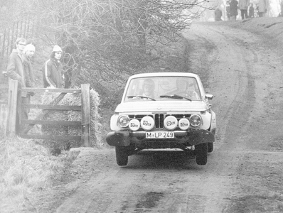 Björn Waldegard - Hans Thorszelius
22º Daily Mirror RAC Rally 1973. BMW 2002 (M-LP 249). Clasificado 7º.

Del 17 al 21 de Noviembre, London, York, Inglaterra.
Superficie: tierra - barro.

El Rally tenia un total de 3020 km de los que 540.02 km divididos en 80 tramos eran especiales.
10 de ellos fueron cancelados:
SS4 Bildworth de 2.41 km
SS5 Harlow de 2.41 km
SS8 Common de 3.22 km
SS9 Quarry de 2.41 km
SS10 Ludlow de 3.22 km
SS54 Rest and Be Thankful de 1.61 km
SS55 Strachur de 4.83 km
SS56 Loch Eck de 3.22 km
SS57 Loch Eckside de 9.66 km
SS58 Ardgartan de 4.83 km

Se inscribieron 241 equipos, tomaron la salida 198, finalizaron 91.
@
Palabras clave: ;Hans_Thorszelius;BMW;1973;RAC_Rally;Daily_Mirror;