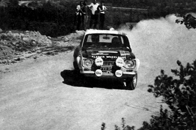 Chris Sclater - Bob de Jong
21º Acropolis Rally 1973. Ford Escort RS 1600 MKI. Clasificado 7º.

Del 23 al 27 de Mayo, Atenas, Grecia.
Superficie: tierra.

El Rally tenia un total de 3336.15 Km de los que 556.35 Km divididos en 47 tramos eran especiales (2 de ellos fueron cancelados SS20 Pilion de 19.30 Km y SS33 Klitoria de 9.90 Km).

Tomaron la salida 83 equipos, finalizaron 11.@
Palabras clave: Ford;Escort;MKI;Acropolis;Grecia;1973;MKI