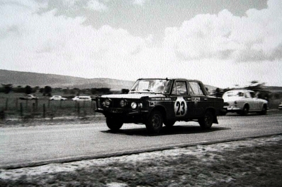 Robin Ulyate - Ivan Smith
21º East African Safari Rally 1973. Fiat 125 S. Clasificado 8º.

Del 19 al 23 de Abril, Nairobi, Kenya.
Superficie: tierra

Se inscribieron 89 equipos, tomaron la salida 89, finalizaron 18.@
Palabras clave: Fiat;Safari;1973
