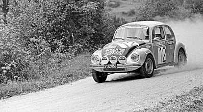 Richard Anthony (Tony) Fall - Mike Wood
44º Österreichische Alpenfahrt 1973. Volkswagen 1303S (S122.056). Clasificado 10º.

Del 12 al 14 de Septiembre, Baden, Austria.
Superficie: tierra.

El Rallye tenia un total de 2,314.50 km de los que 324,50 km divididos en 31 tramos eran especiales (2 de ellos fueron cancelados, SS2 y SS22).

Se inscribieron 97 equipos, tomaron la salida 97, finalizaron 25.@
Palabras clave: Tony_Fall;Volkswagen;Austria;1973