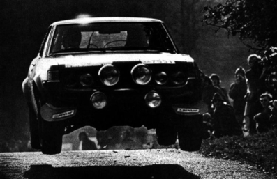 Ove Andersson - Geraint Phillips
22º Daily Mirror RAC Rally 1973. Toyota Celica (ACM55YA7551). Clasificado 12º.

Del 17 al 21 de Noviembre, London, York, Inglaterra.
Superficie: tierra - barro.

El Rally tenia un total de 3020 km de los que 540.02 km divididos en 80 tramos eran especiales.
10 de ellos fueron cancelados:
SS4 Bildworth de 2.41 km
SS5 Harlow de 2.41 km
SS8 Common de 3.22 km
SS9 Quarry de 2.41 km
SS10 Ludlow de 3.22 km
SS54 Rest and Be Thankful de 1.61 km
SS55 Strachur de 4.83 km
SS56 Loch Eck de 3.22 km
SS57 Loch Eckside de 9.66 km
SS58 Ardgartan de 4.83 km

Se inscribieron 241 equipos, tomaron la salida 198, finalizaron 91.
@
Palabras clave: Ove_Andersson;Toyota;Celica;1973;RAC_Rally;Daily_Mirror;