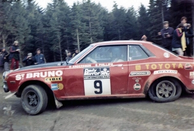 Ove Andersson - Geraint Phillips
22º Daily Mirror RAC Rally 1973. Toyota Celica (ACM55YA7551). Clasificado 12º.

Del 17 al 21 de Noviembre, London, York, Inglaterra.
Superficie: tierra - barro.

El Rally tenia un total de 3020 km de los que 540.02 km divididos en 80 tramos eran especiales.
10 de ellos fueron cancelados:
SS4 Bildworth de 2.41 km
SS5 Harlow de 2.41 km
SS8 Common de 3.22 km
SS9 Quarry de 2.41 km
SS10 Ludlow de 3.22 km
SS54 Rest and Be Thankful de 1.61 km
SS55 Strachur de 4.83 km
SS56 Loch Eck de 3.22 km
SS57 Loch Eckside de 9.66 km
SS58 Ardgartan de 4.83 km

Se inscribieron 241 equipos, tomaron la salida 198, finalizaron 91.
@
Palabras clave: Ove_Andersson;Toyota;Celica;1973;RAC_Rally;Daily_Mirror