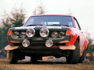 Ove Andersson - Geraint Phillips
22º Daily Mirror RAC Rally 1973. Toyota Celica (ACM55YA7551). Clasificado 12º.

Del 17 al 21 de Noviembre, London, York, Inglaterra.
Superficie: tierra - barro.

El Rally tenia un total de 3020 km de los que 540.02 km divididos en 80 tramos eran especiales.
10 de ellos fueron cancelados:
SS4 Bildworth de 2.41 km
SS5 Harlow de 2.41 km
SS8 Common de 3.22 km
SS9 Quarry de 2.41 km
SS10 Ludlow de 3.22 km
SS54 Rest and Be Thankful de 1.61 km
SS55 Strachur de 4.83 km
SS56 Loch Eck de 3.22 km
SS57 Loch Eckside de 9.66 km
SS58 Ardgartan de 4.83 km

Se inscribieron 241 equipos, tomaron la salida 198, finalizaron 91.
@
Palabras clave: Ove_Andersson;Toyota;Celica;1973;RAC_Rally;Daily_Mirror