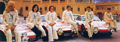 42º Rallye Automobile de Monte-Carlo 1973
Equipo femenino con Alpine-Renault A110

De izquierda a derecha de la foto.

40# (6324 TH 38) Christine Dacremont - Marie-Odile Desvignes, abandonó por motor en SS5 Le Moulinon de 38.00 km.

29# (6323 TH 38) Pat Moss - Elizabeth Crellin, abandonó en SS17 La Bollène - Le Moulinet 2 de 23.00 km quedando clasificada 47ª.

39# (4058 YV 75) Claude Ballot-Léna - Jean-Claude Morenas, clasificada 23ª.

Del 19 al 26 de Enero, Monte-Carlo.
Superficie: asfalto - nieve - hielo.

El Rally tenia un total de 4800 km de los que 456.50 km divididos en 18 tramos eran especiales, (2 ellas fueron canceladas SS10 Col de la Porte de 18.25 Km y SS11 La Cabanette de 18.25Km).

Tomaron la salida 278 equipos, finalizaron 51.@
Palabras clave: Alpine;Renault;Montecarlo;1973;Personajes