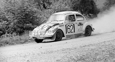 Hans-Peter Krakhofer - Monika Krakhofer
44º Österreichische Alpenfahrt 1973. Volkswagen 1302 S. Clasificado 23º.

Del 12 al 14 de Septiembre, Baden, Austria.
Superficie: tierra.

El Rallye tenia un total de 2,314.50 km de los que 324,50 km divididos en 31 tramos eran especiales (2 de ellos fueron cancelados, SS2 y SS22).

Se inscribieron 97 equipos, tomaron la salida 97, finalizaron 25.@
Palabras clave: Volkswagen;Austria;1973