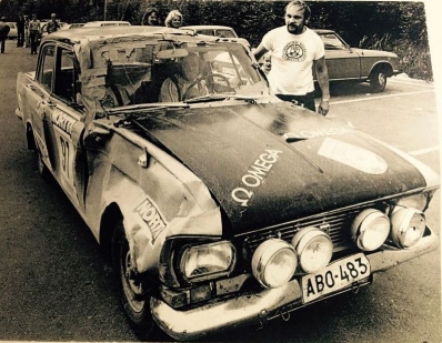 Asko Makela - Raimo Makinen
23º Jyväskylän Suurajot - Rally of the 1000 Lakes 1973. Moskvich 412 (ABO 483). Clasificado 52º.

Del 3 al 5 de Agosto, Jyväskylä.
Superficie: tierra.

El Rally tenia un total de 2079.00 km de los que 517.20 km divididos en 43 tramos eran especiales.

Se inscribieron 122 equipos, tomaron la salida 109, finalizaron 55.@
Palabras clave: Moskvich;Finlandia;1973;Parque_Cerrado;Crash