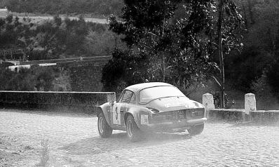 Bernard Darniche - Alain Mahé
7º TAP Rallye de Portugal 1973. Renault Alpine A110-1800 (3946 HD 76). Abandonó por el diferencial del coche.

Del 13 al 18 de Marzo, Estoril, Cascais, Lisboa, Portugal.
Superficie: asfalto - tierra.

El Rally tenia un total de 4600.00 km de los que 397.50 km divididos en 32 tramos eran especiales.

Se inscribieron 90 equipos, tomaron la salida 79, finalizaron 23.@
Palabras clave: ;Renault;Alpine;A110;Portugal;1973
