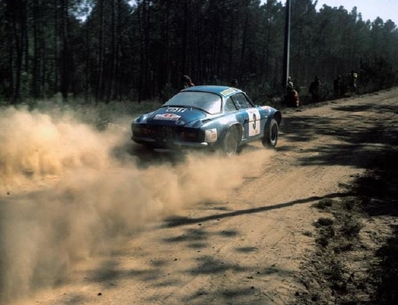 Bernard Darniche - Alain Mahé
7º TAP Rallye de Portugal 1973. Renault Alpine A110-1800 (3946 HD 76). Abandonó por el diferencial del coche.

Del 13 al 18 de Marzo, Estoril, Cascais, Lisboa, Portugal.
Superficie: asfalto - tierra.

El Rally tenia un total de 4600.00 km de los que 397.50 km divididos en 32 tramos eran especiales.

Se inscribieron 90 equipos, tomaron la salida 79, finalizaron 23.@
Palabras clave: ;Renault;Alpine;Portugal;A110;1973