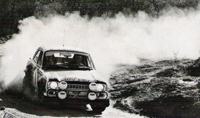 Hannu Mikkola - John Davenport
21º East African Safari Rally 1973. Ford Escort RS 1600 MKI. Abandonó por la dirección del coche.

Del 19 al 23 de Abril, Nairobi, Kenya.
Superficie: tierra

Se inscribieron 89 equipos, tomaron la salida 89, finalizaron 18.@
Palabras clave: ;John_Davenport;Safari;Ford;Escort;MKI;MKI;1973