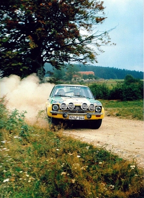 Walter Röhrl - Jochen Berger
44º Österreichische Alpenfahrt 1973. Opel Ascona 1.9 SR (WN-P844). Abandonó por el diferencial del coche después de SS14 Peilstein 2 de 13,00 Km.

Del 12 al 14 de Septiembre, Baden, Austria.
Superficie: tierra.

El Rallye tenia un total de 2,314.50 km de los que 324,50 km divididos en 31 tramos eran especiales (2 de ellos fueron cancelados, SS2 y SS22).

Se inscribieron 97 equipos, tomaron la salida 97, finalizaron 25.@
Palabras clave: Walter_Röhrl;Jochen_Berger;Opel;Ascona;Austria;1973