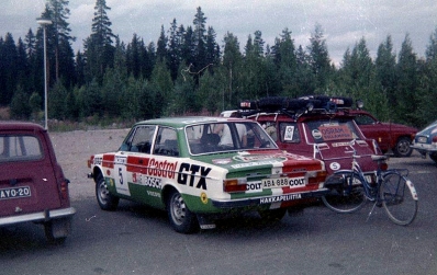 Hannu Mikkola - Erkki Rautanen
23º Jyväskylän Suurajot - Rally of the 1000 Lakes 1973. Volvo_142 (ABA 888). Abandonó por enfermedad de su copiloto Erkki Rautanen.

Del 3 al 5 de Agosto, Jyväskylä.
Superficie: tierra.

El Rally tenia un total de 2079.00 km de los que 517.20 km divididos en 43 tramos eran especiales.

Se inscribieron 122 equipos, tomaron la salida 109, finalizaron 55.@
Palabras clave: ;Volvo;Finlandia;1973;Parque_Cerrado
