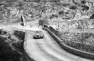 Raffaele (Lele) Pinto - Arnaldo Bernacchini
7º TAP Rallye de Portugal 1973. Fiat Abarth 124 Abarth Spider. Abandonó por la suspensión del coche.

Del 13 al 18 de Marzo, Estoril, Cascais, Lisboa, Portugal.
Superficie: asfalto - tierra.

El Rally tenia un total de 4600.00 km de los que 397.50 km divididos en 32 tramos eran especiales.

Se inscribieron 90 equipos, tomaron la salida 79, finalizaron 23.@
Palabras clave: Raffaele_Pinto;Fiat;Rallye;Abarth;Portugal;1973