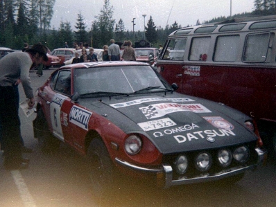 Chandrashekhar Mehta - Ensio Mikander
23º Jyväskylän Suurajot - Rally of the 1000 Lakes 1973. Datsun 240Z (TKS33SA7923). Abandonó por bomba de aceite en SS32 Kaitainen de 15 Km.

Del 3 al 5 de Agosto, Jyväskylä.
Superficie: tierra.

El Rally tenia un total de 2079.00 km de los que 517.20 km divididos en 43 tramos eran especiales.

Se inscribieron 122 equipos, tomaron la salida 109, finalizaron 55.@
Palabras clave: ;Ensio_Mikkander;Finlandia;Datsun;1973;Parque_Cerrado