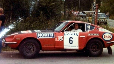 Chandrashekhar Mehta - Ensio Mikander
23º Jyväskylän Suurajot - Rally of the 1000 Lakes 1973. Datsun 240Z (TKS33SA7923). Abandonó por bomba de aceite en SS32 Kaitainen de 15 Km.

Del 3 al 5 de Agosto, Jyväskylä.
Superficie: tierra.

El Rally tenia un total de 2079.00 km de los que 517.20 km divididos en 43 tramos eran especiales.

Se inscribieron 122 equipos, tomaron la salida 109, finalizaron 55.@
Palabras clave: ;Ensio_Mikkander;Finlandia;Datsun;1973